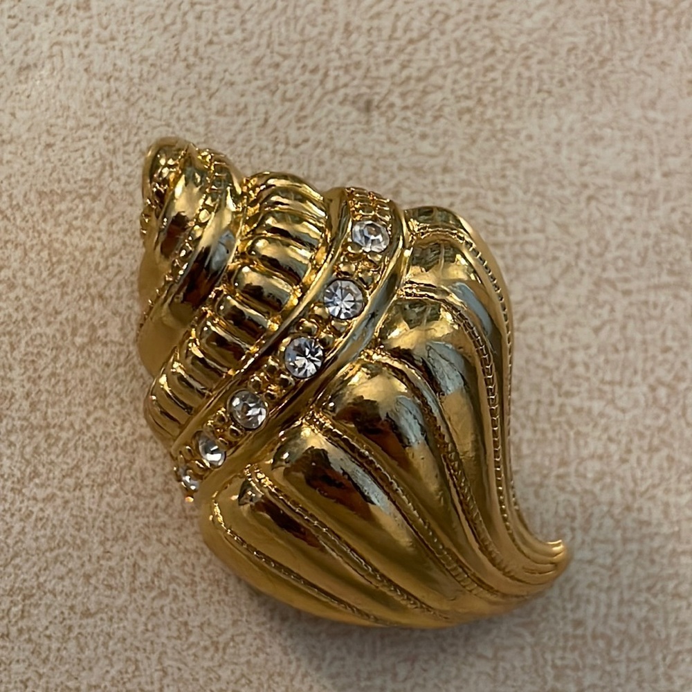 Vintage KJL For AVON Gold Tone Shell Scarf Clip